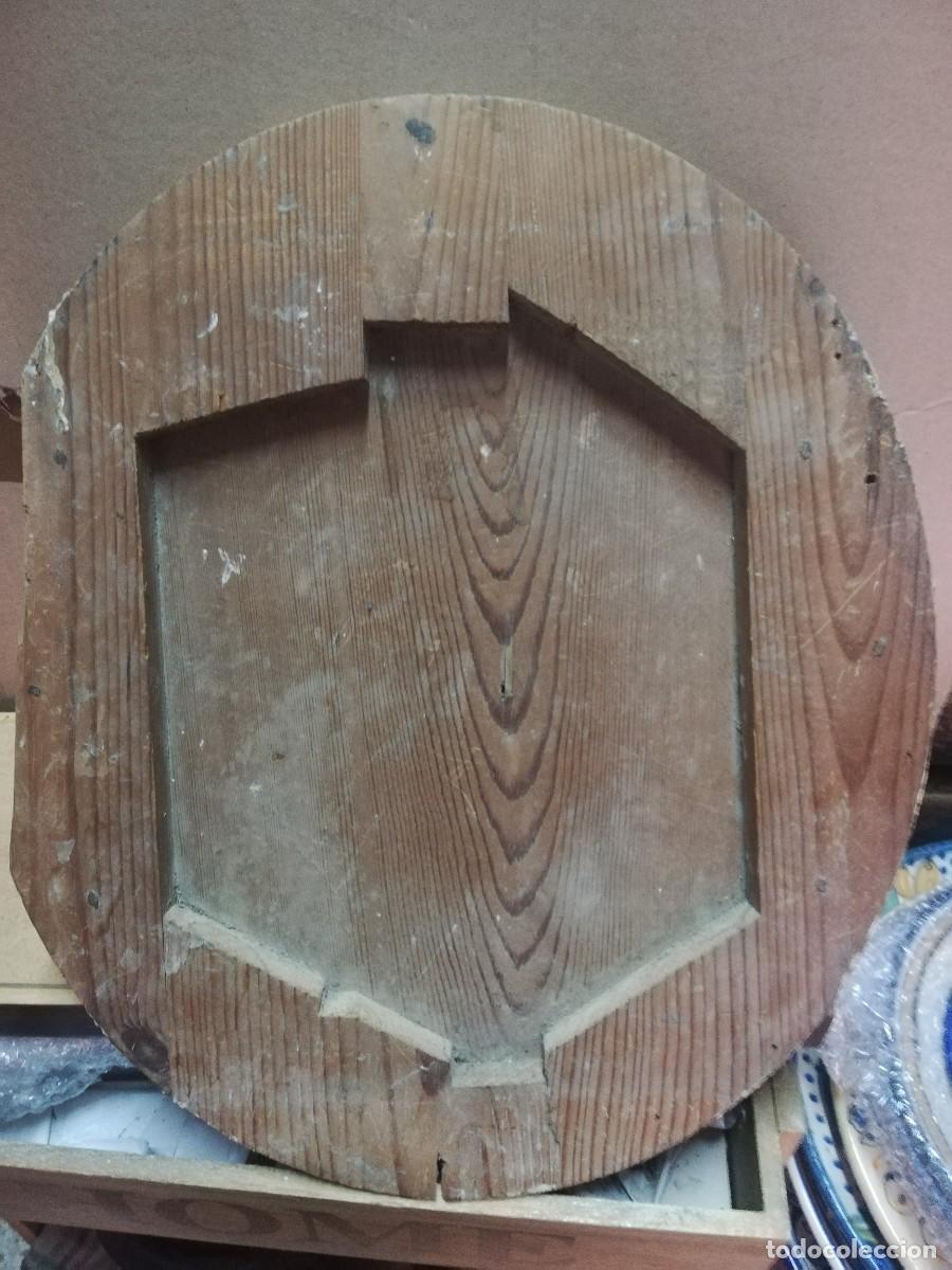 Arte: ESCUDO DE MADERA TALLADA S. XVIII - Foto 2