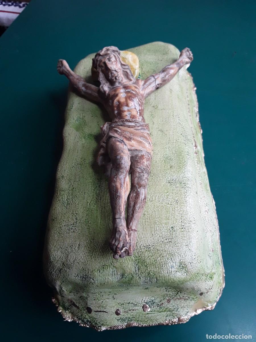 Arte: Cristo en estuco sobre mesa - Foto 1