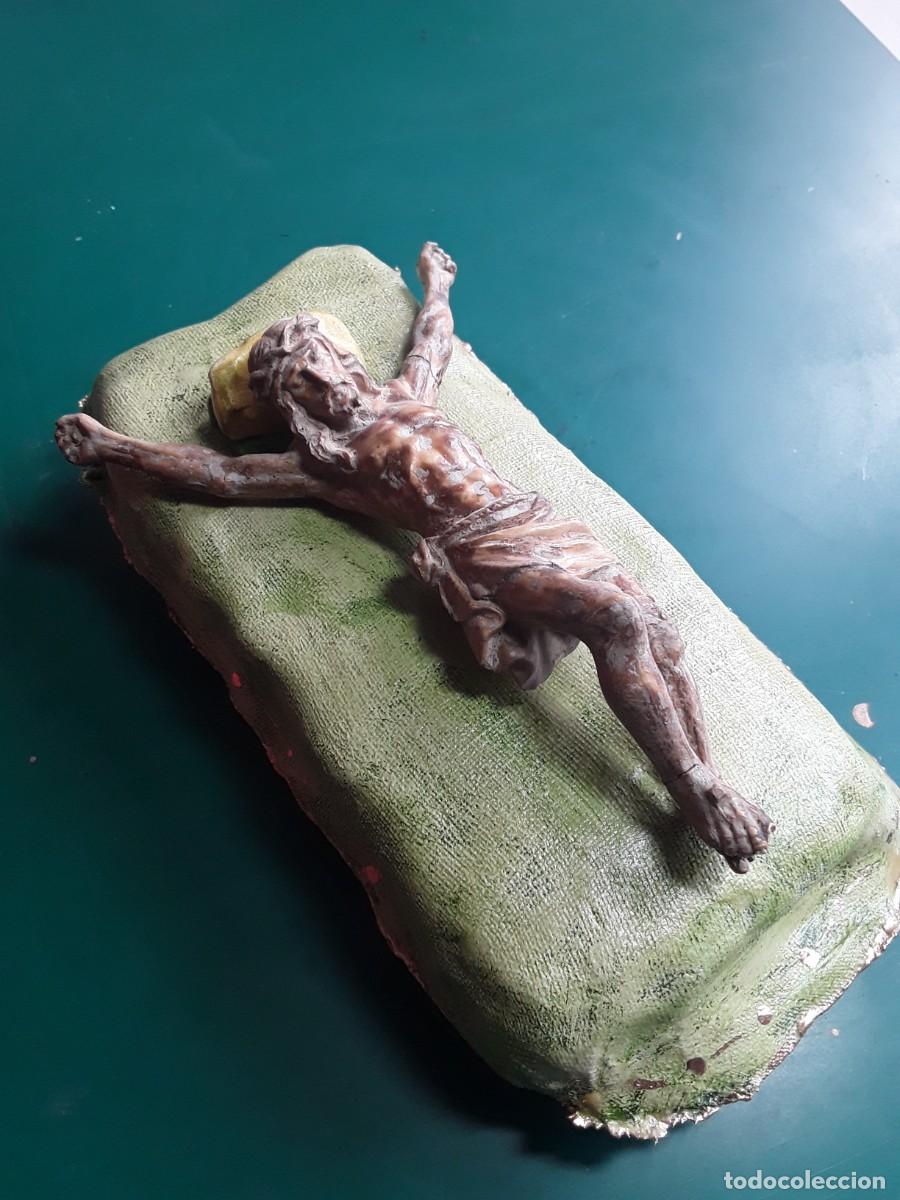 Arte: Cristo en estuco sobre mesa - Foto 2