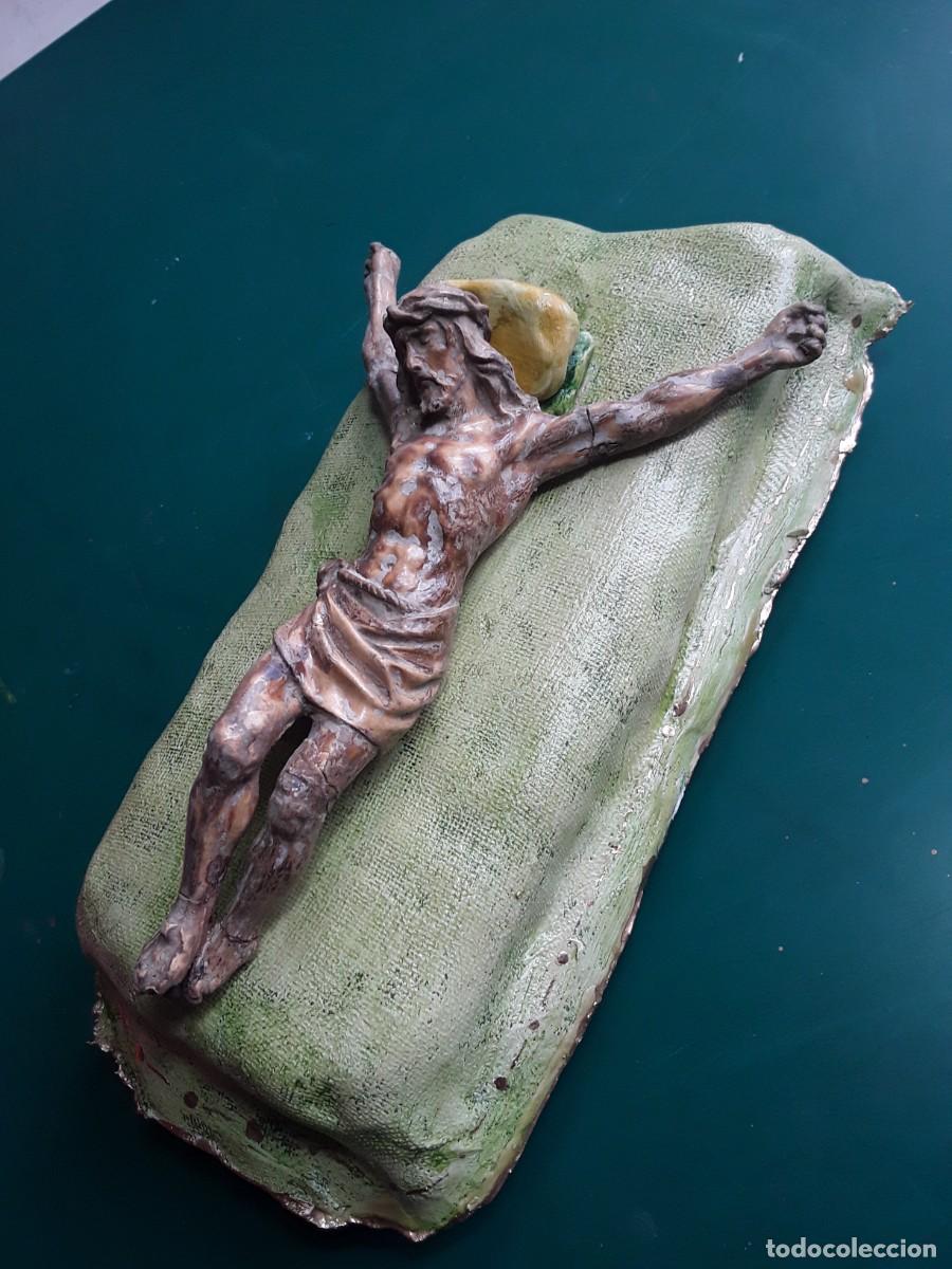Arte: Cristo en estuco sobre mesa - Foto 3