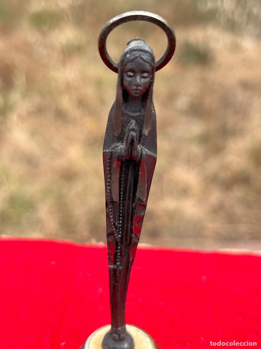 Arte: Virgen inmantada, a&ntilde;o 60-70, salpicadero de coches - Foto 4