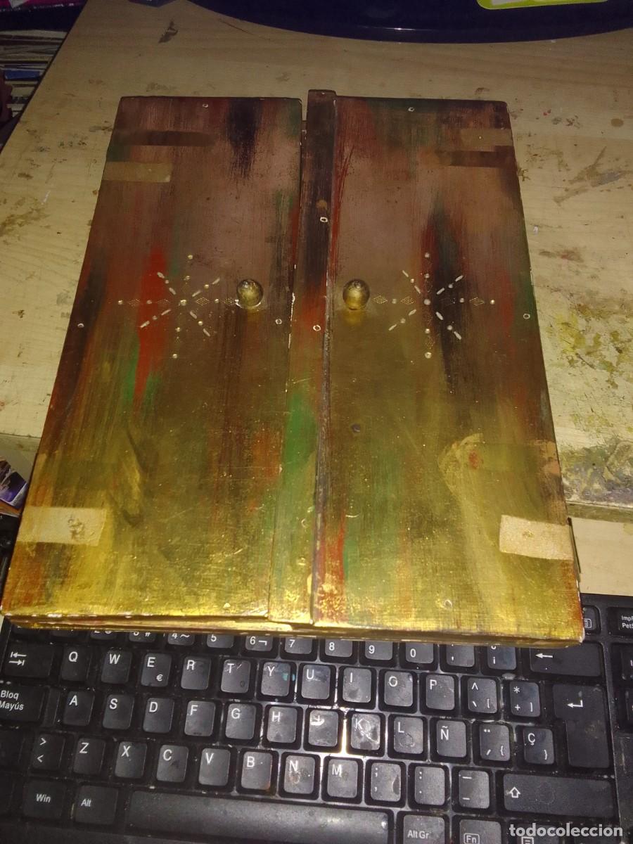 Arte: triptico de madera antiguo con tres laminas religiosas - Foto 3