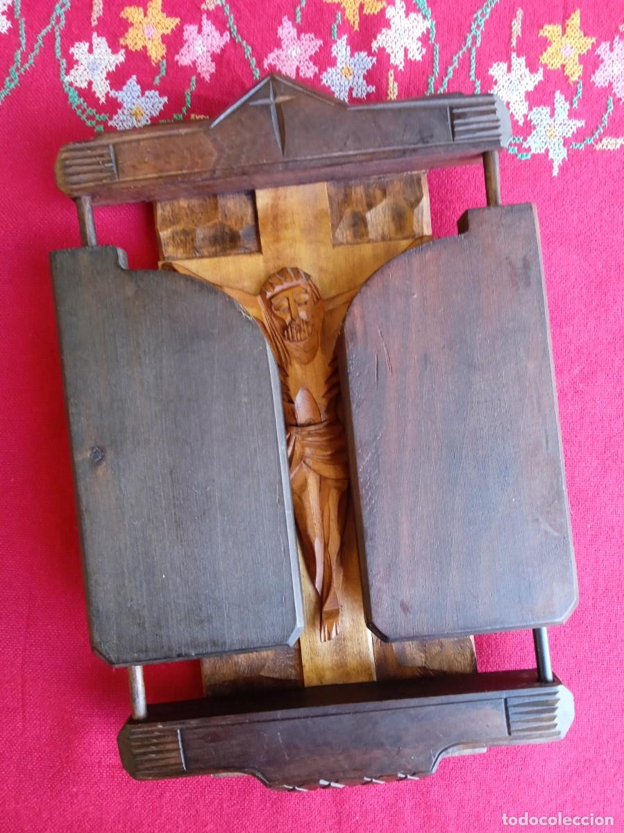 Arte: Tr&iacute;ptico retablo religioso de madera tallada - Foto 1