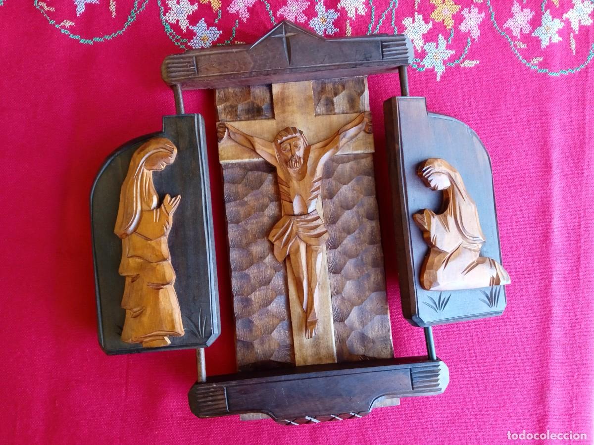 Arte: Tr&iacute;ptico retablo religioso de madera tallada - Foto 2