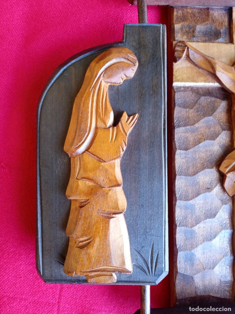 Arte: Tr&iacute;ptico retablo religioso de madera tallada - Foto 3