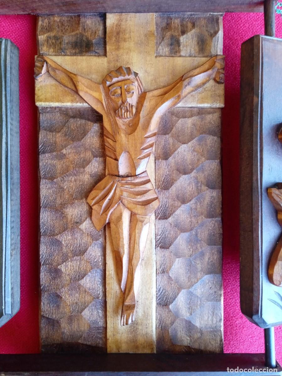 Arte: Tr&iacute;ptico retablo religioso de madera tallada - Foto 5