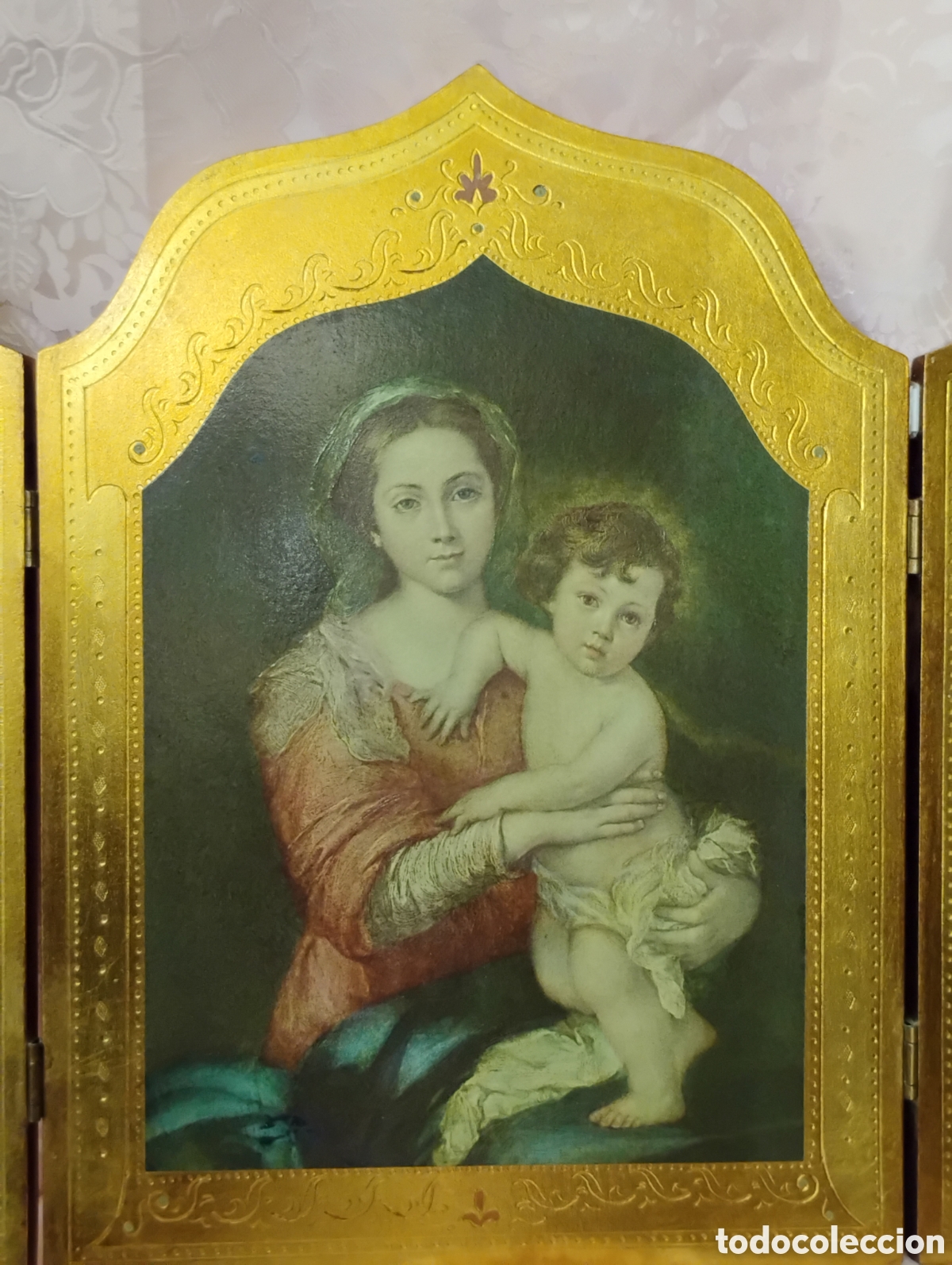 Arte: Se trata de un tr&iacute;ptico de tem&aacute;tica religiosa que representa a la Virgen Mar&iacute;a, en el panel central. - Foto 7