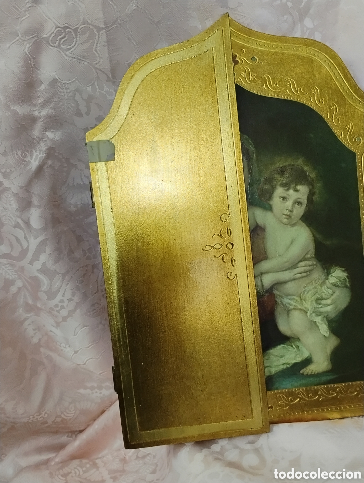 Arte: Se trata de un tr&iacute;ptico de tem&aacute;tica religiosa que representa a la Virgen Mar&iacute;a, en el panel central. - Foto 14