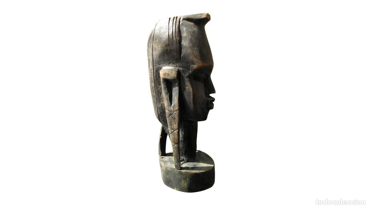 Arte: Escultura Antigua: Figura Africana Tallada a Mano en Madera Negra - Arte Tribal Aut&eacute;ntico