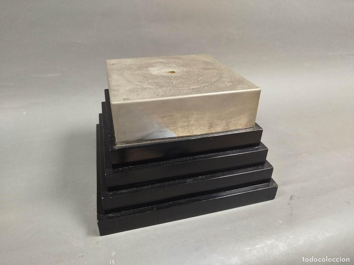 Arte: BASE CUADRADA DE MADERA Y METAL - Foto 1