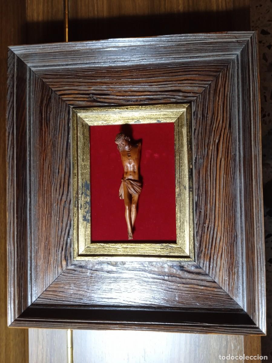 Arte: Cuadro con Cristo crucificado de madera tallada - Foto 1