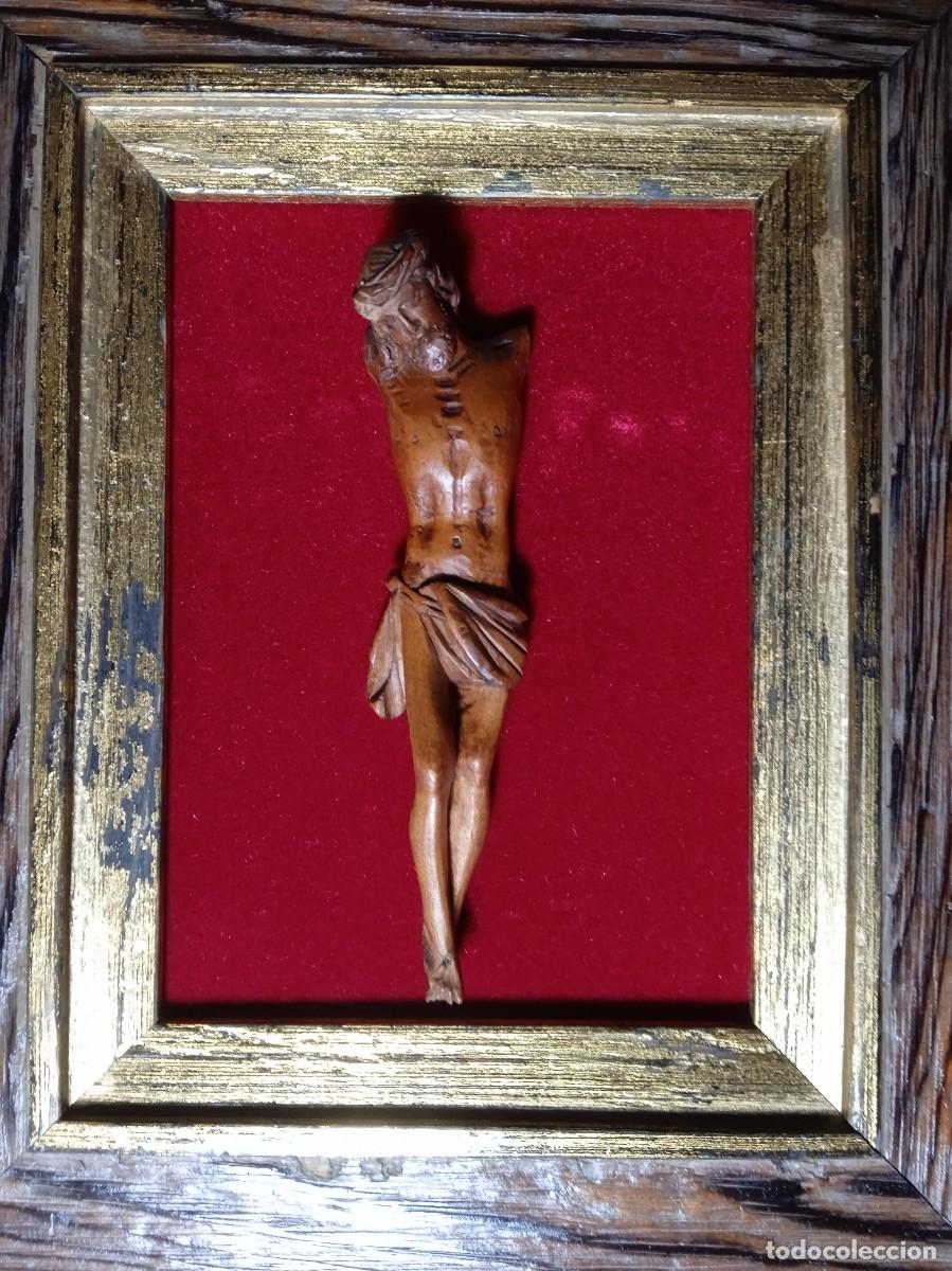 Arte: Cuadro con Cristo crucificado de madera tallada - Foto 2