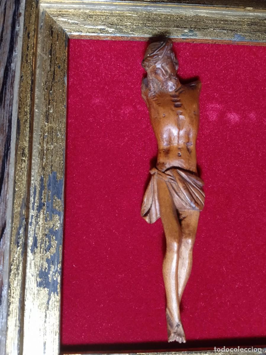 Arte: Cuadro con Cristo crucificado de madera tallada - Foto 3