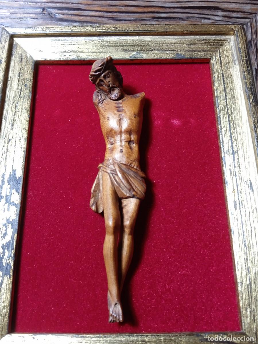 Arte: Cuadro con Cristo crucificado de madera tallada - Foto 4