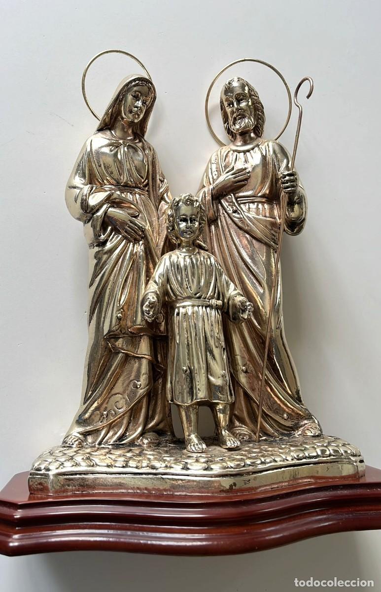 Arte: Escultura devocional de la Sagrada Familia con ba&ntilde;o de plata y peana de madera