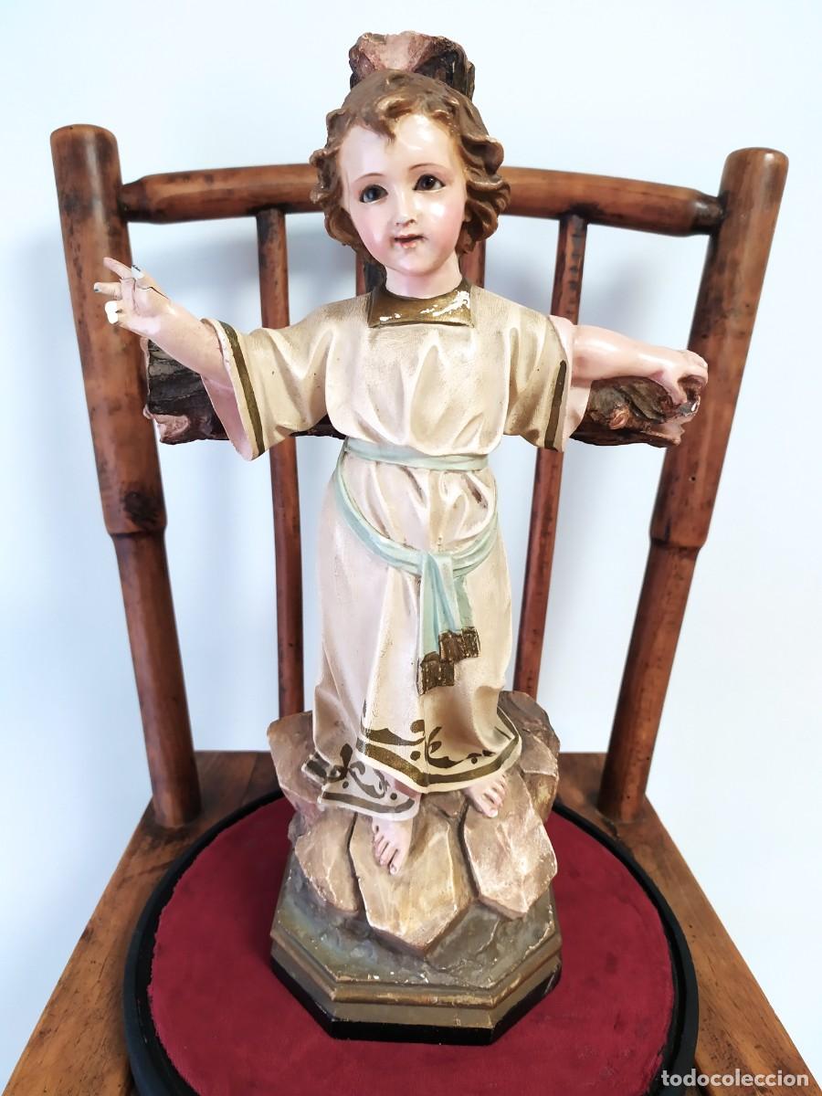 Arte: ANTIGUO NI&Ntilde;O JESUS EN CRUZ ESCUELA OLOT EN PASTA,OJOS CRISTAL,EN CUPULA CRISTAL CON PEANA.