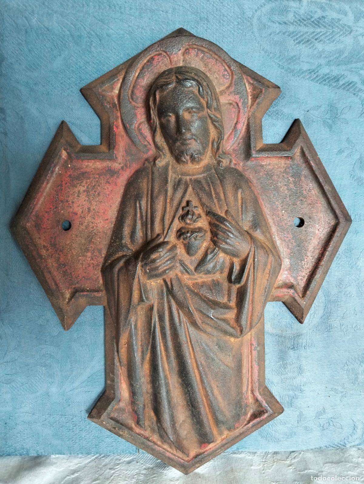 Arte: Figura escultura de pared decorativa en hierro Sagrado Coraz&oacute;n de Jes&uacute;s cruz para fachada a&ntilde;os 30-40