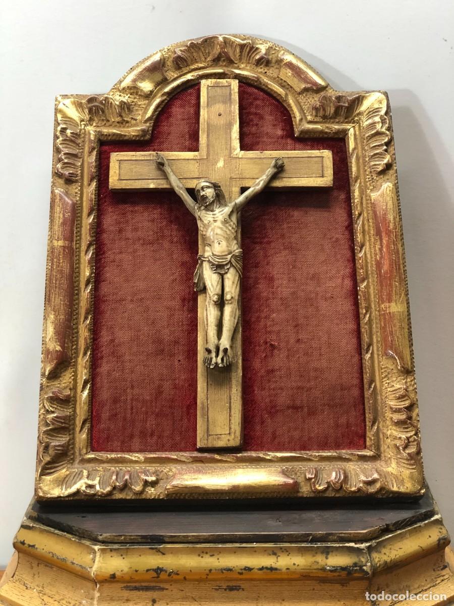 Arte: XVIII - Cristo talla indo portuguesa en marco de capilla oro fino - Ivoire Galerie Middegaels Paris
