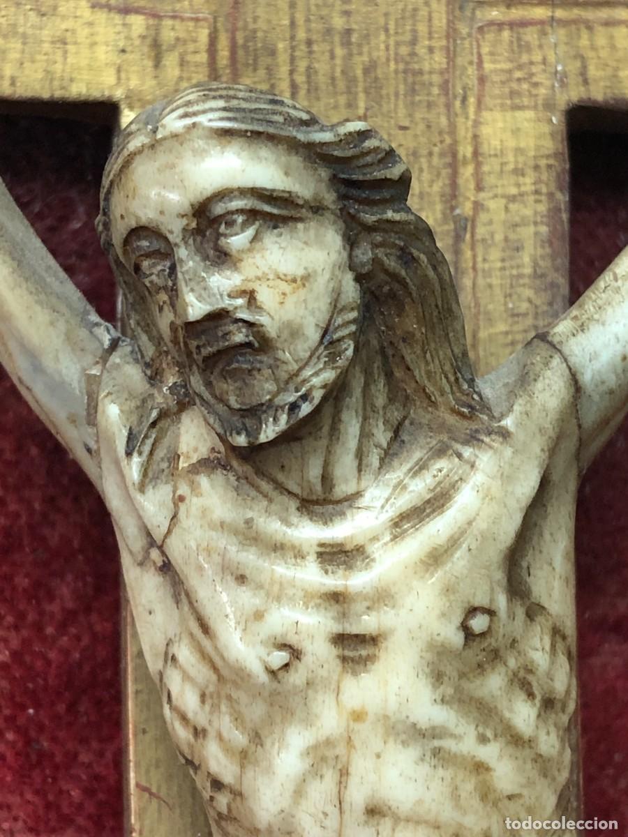 Art: XVIII - Cristo talla indo portuguesa en marco de capilla oro fino - Ivoire Galerie Middegaels Paris