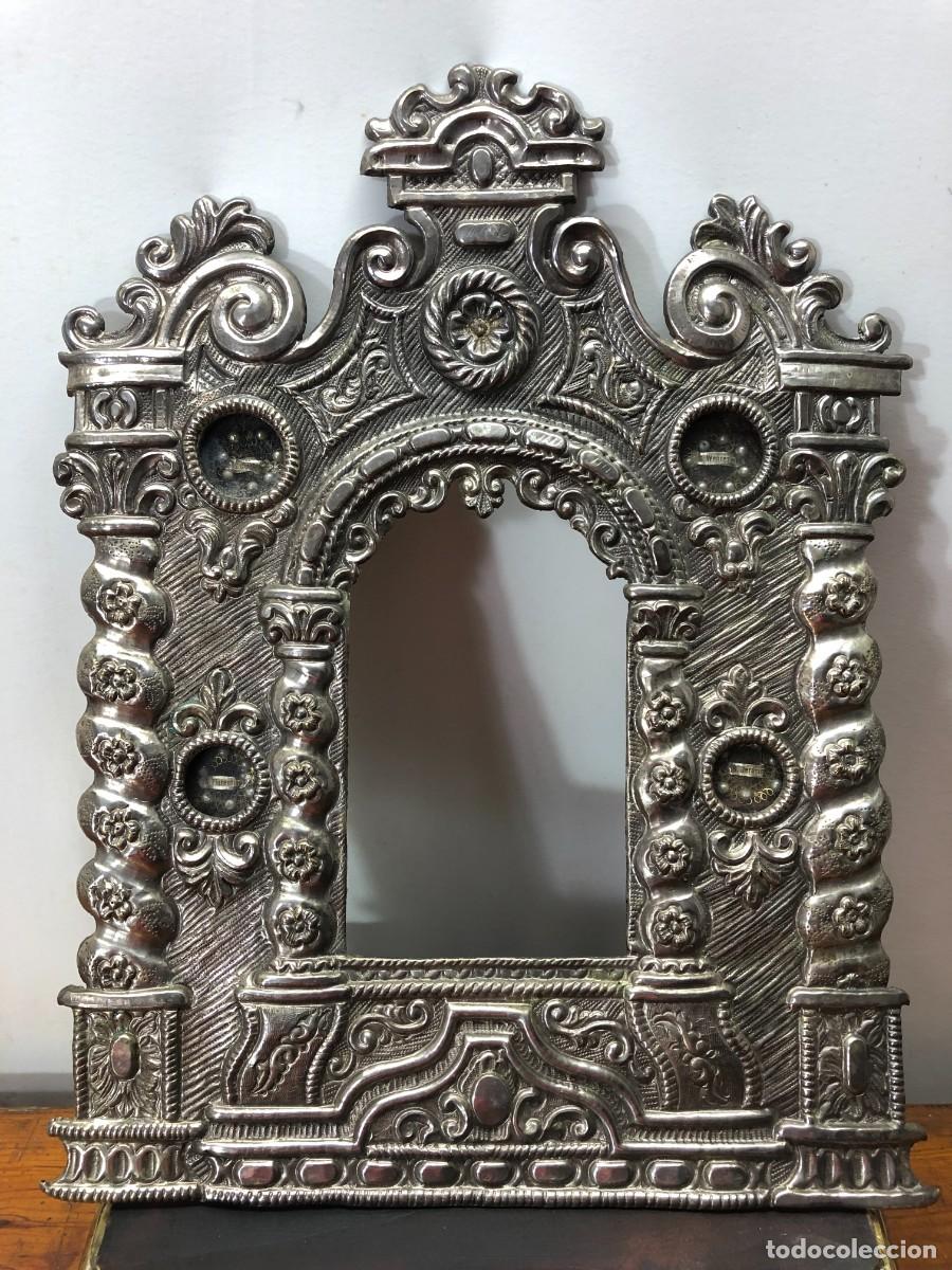Kunst: s. XIX XVIII - Relicario frontal &middot; Retablo Barroco en plata repujada &middot; 4 reliquias oseas &middot; Santos
