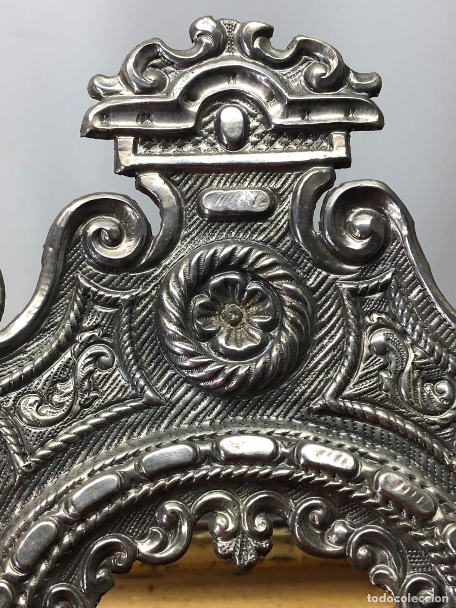 Arte: s. XIX XVIII - Retablo barroco repujado &middot; Relicario frontal &middot; Plata &middot; &middot; 4 reliquias oseas &middot; Santos