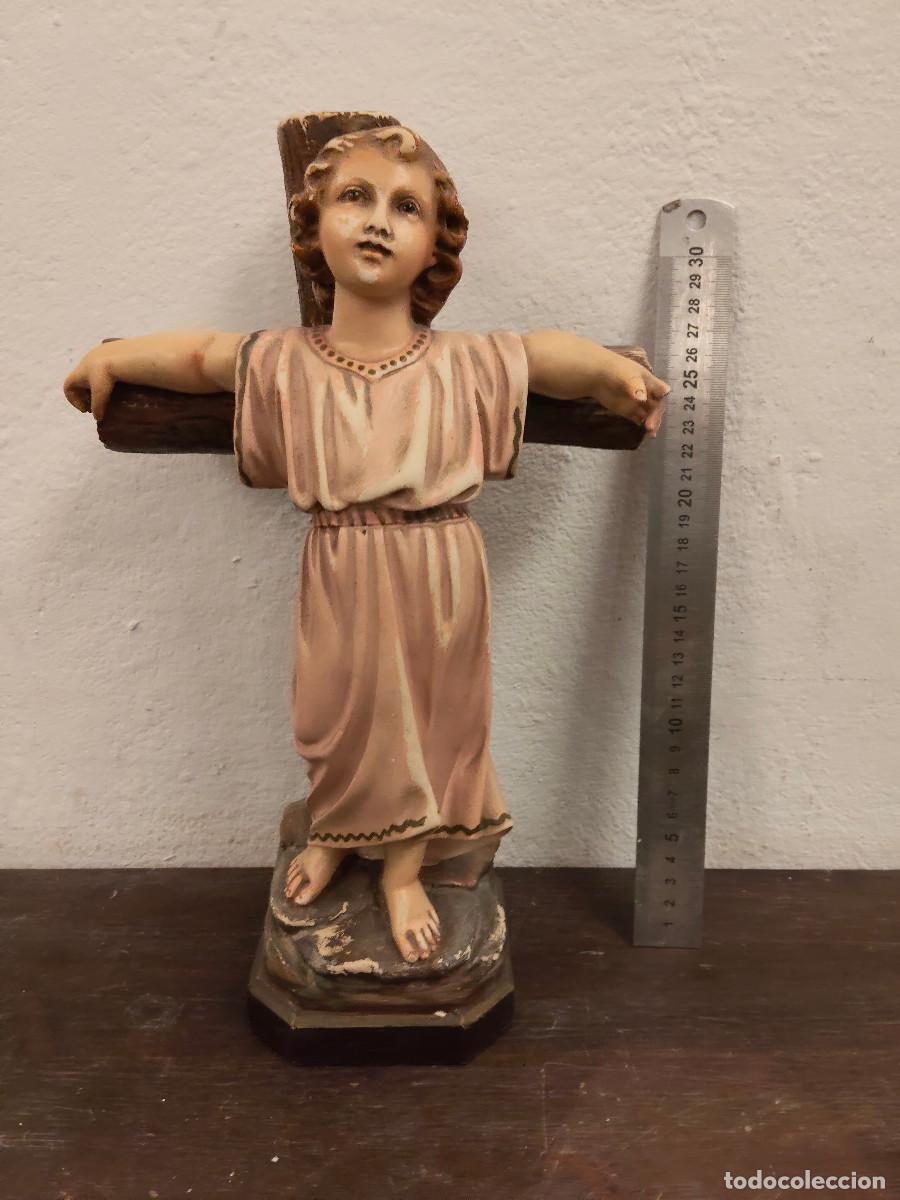 Arte: Escultura Figura Ni&ntilde;o Jes&uacute;s en la Cruz Ojos de Cristal La Sagrada Fam&iacute;lia Estatuaria Religiosa Olot
