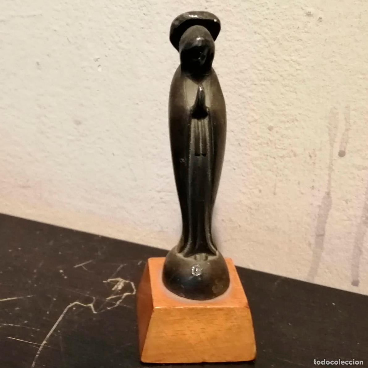 Arte: antigua Virgen Maria Pur&iacute;sima de bronce - Modernista . Base madera. 10 cm bronce 2cm de madera