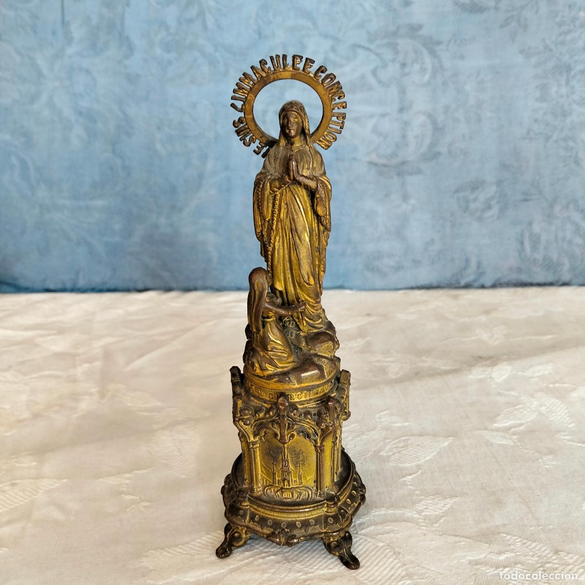 Arte: Figura Virgen de Lourdes antigua a sus pies Bernadette hecha de plomo sobredorado de los a&ntilde;os 20-30