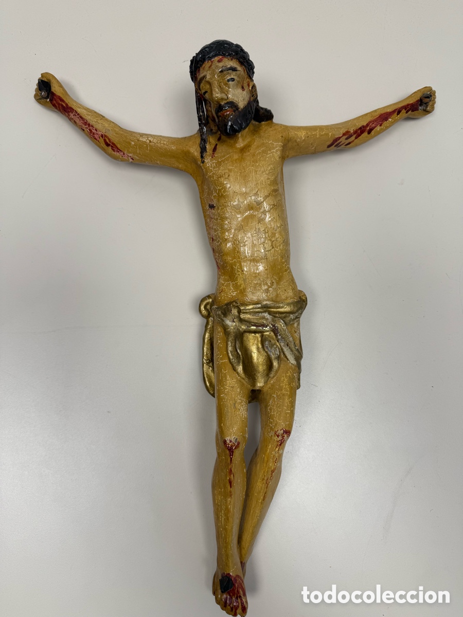 Arte: Antiguo Cristo de Crucifijo en madera tallada y policromada. 46x36 cms.