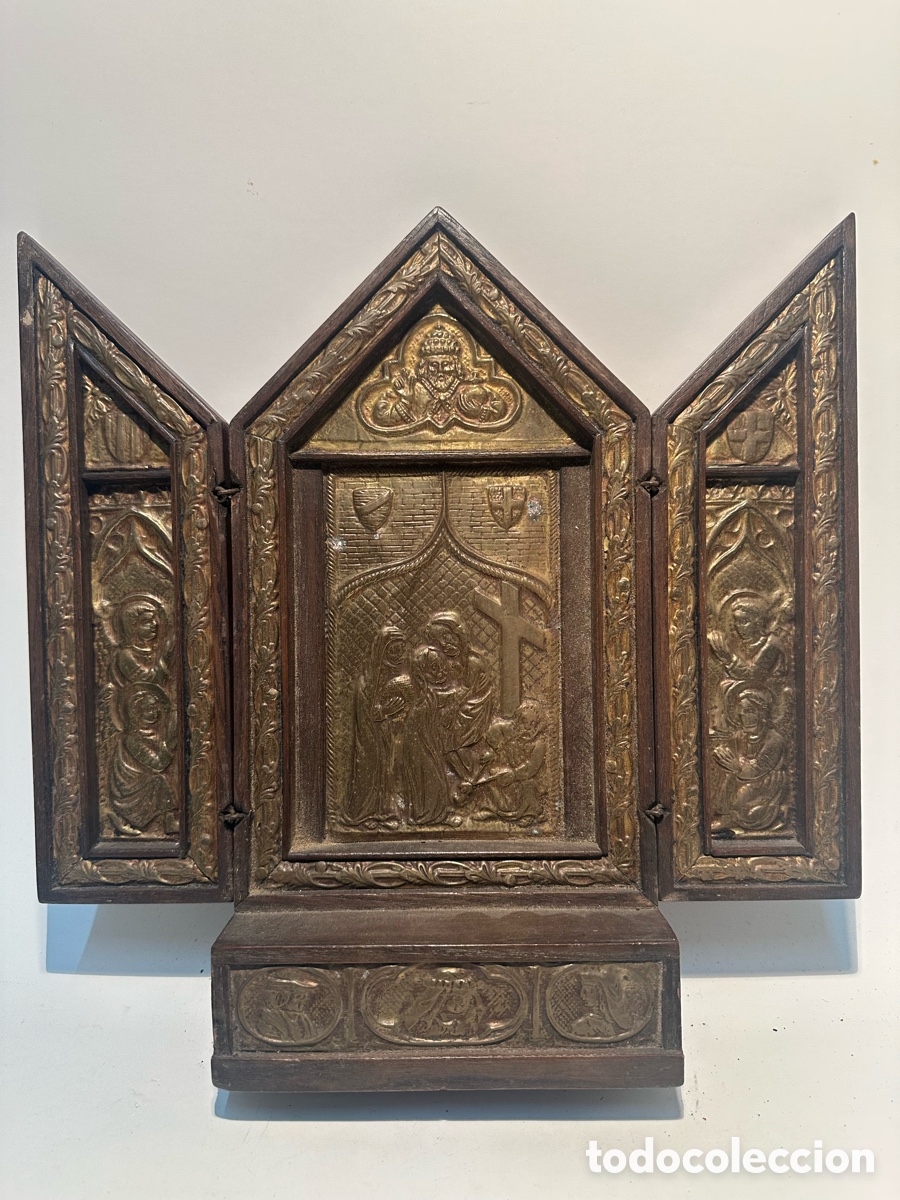 Arte: TRIPTICO DE SOBREMESA DE MADERA Y LATON REPUJADO CON LA ESCENA JESUS BAJADO DE LA CRUZ.