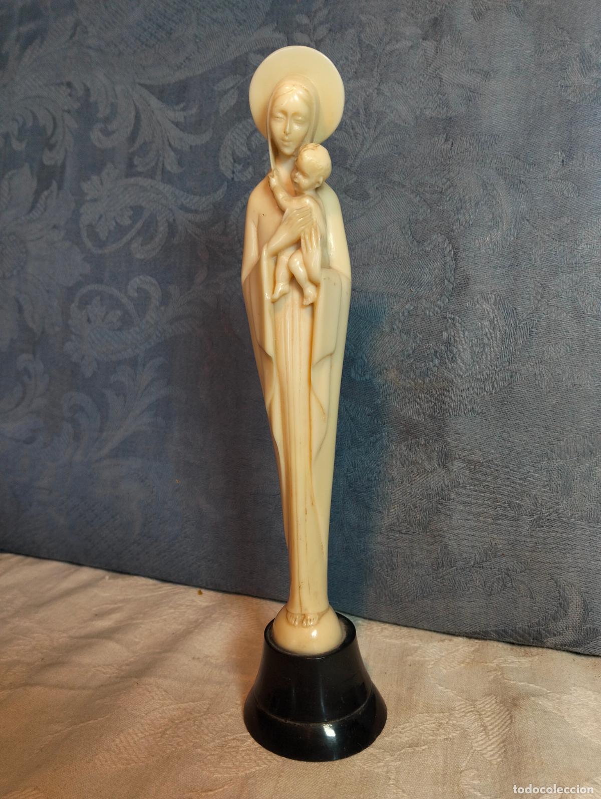 Arte: Figura escultura Virgen con Ni&ntilde;o estilizada material marfilado sobre base oscura vintage a&ntilde;os 60-70