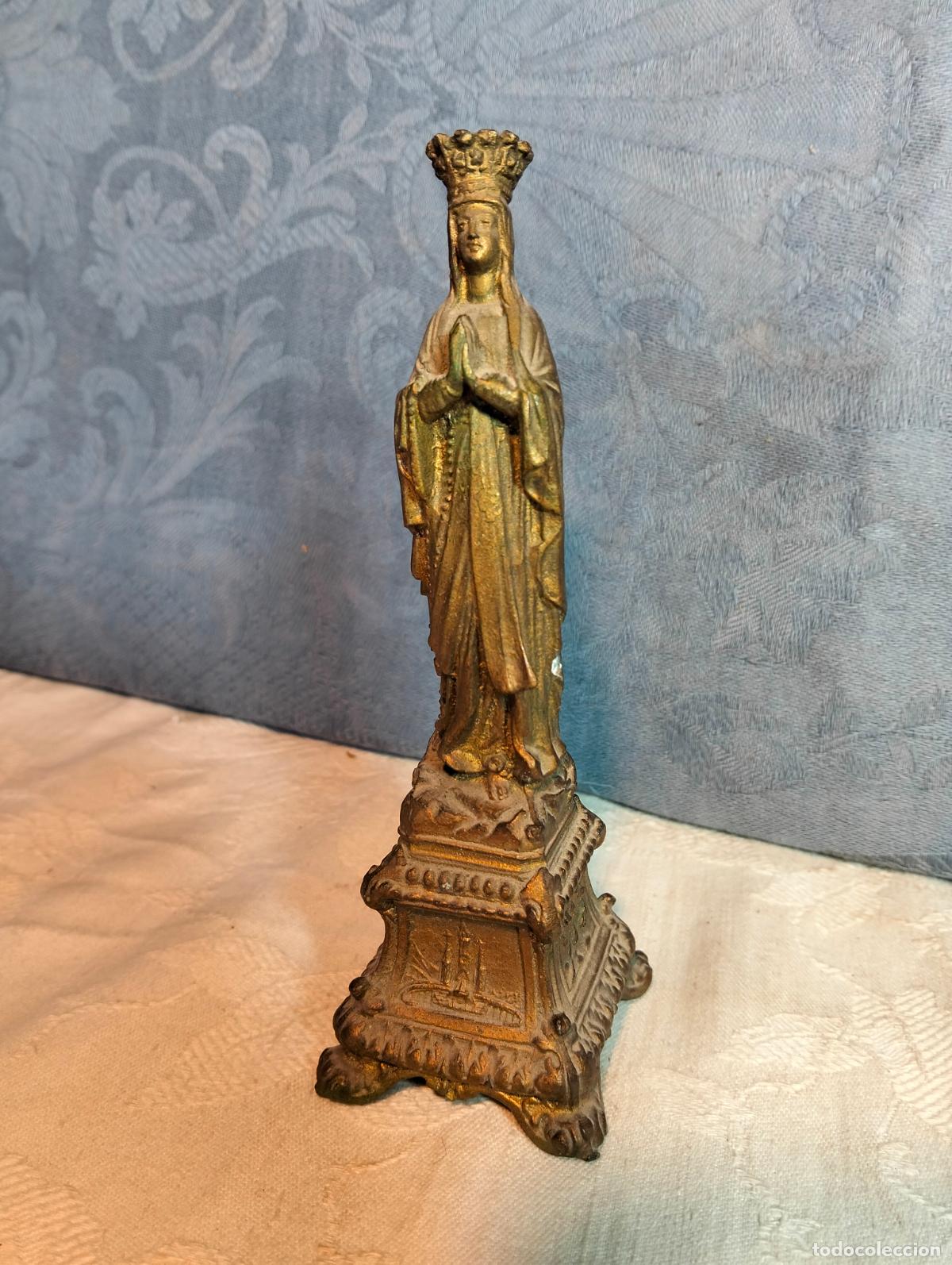 Arte: Figura religiosa Virgen de Lourdes de plomo coronada sobre pedestal decorado antigua a&ntilde;os 40-50