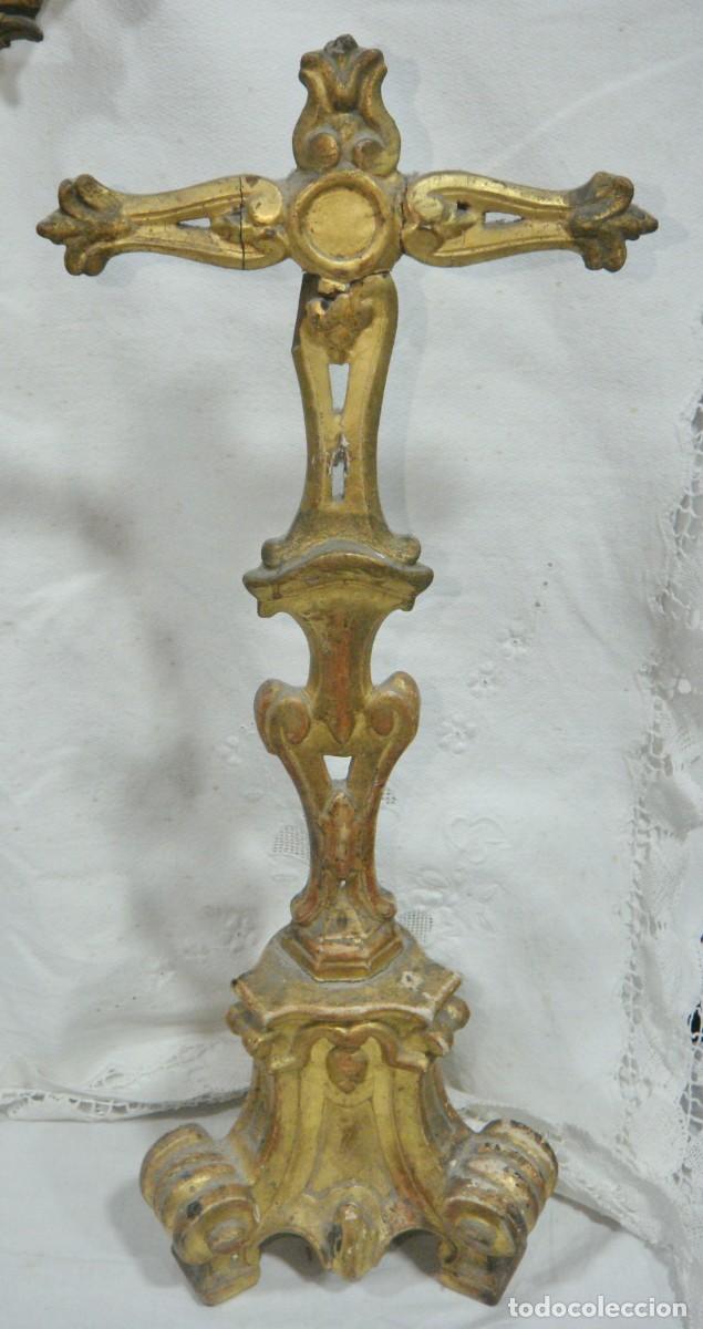 Arte: Cruz de altar en madera tallada y dorada &bull; ca. 1750&ndash;1780