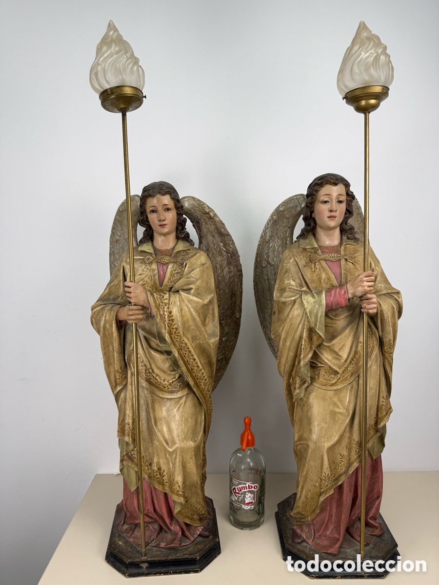Arte: Espectaculares &aacute;ngeles custodios de Olot. Medida con antorcha 120 cms.