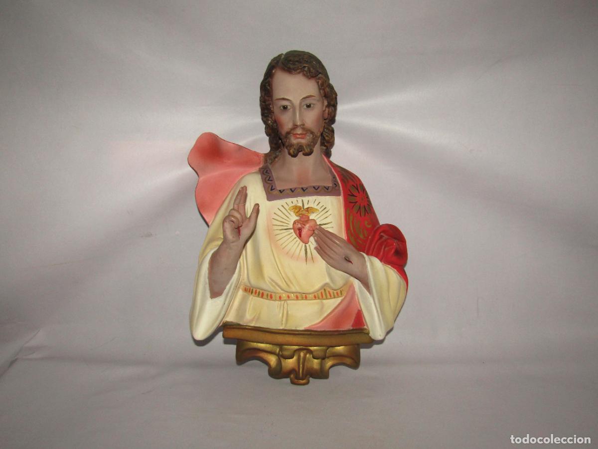 Arte: Antiguo Relieve SAGRADO CORAZON DE JES&Uacute;S en Estuco Policromado y Ojos de Cristal de Olot