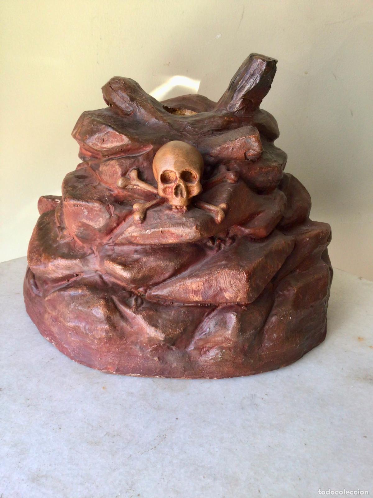 Arte: ANTIGUA BASE DE CRUCIFIJO GRANDE , CALVARIO CON CALAVERA Y HUESOS - OLOT