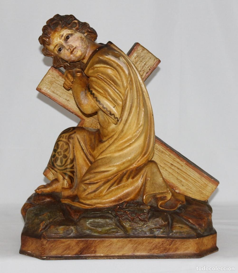 Arte: Ni&ntilde;o Jes&uacute;s arrodillado con la cruz en estuco policromado. Sello Olot Santo Cristo. Ojos de cristal