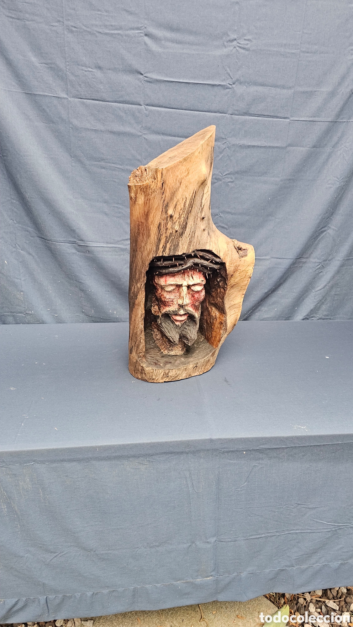 Arte: Escultura grande Jes&uacute;s tallado dentro de un tronco de madera
