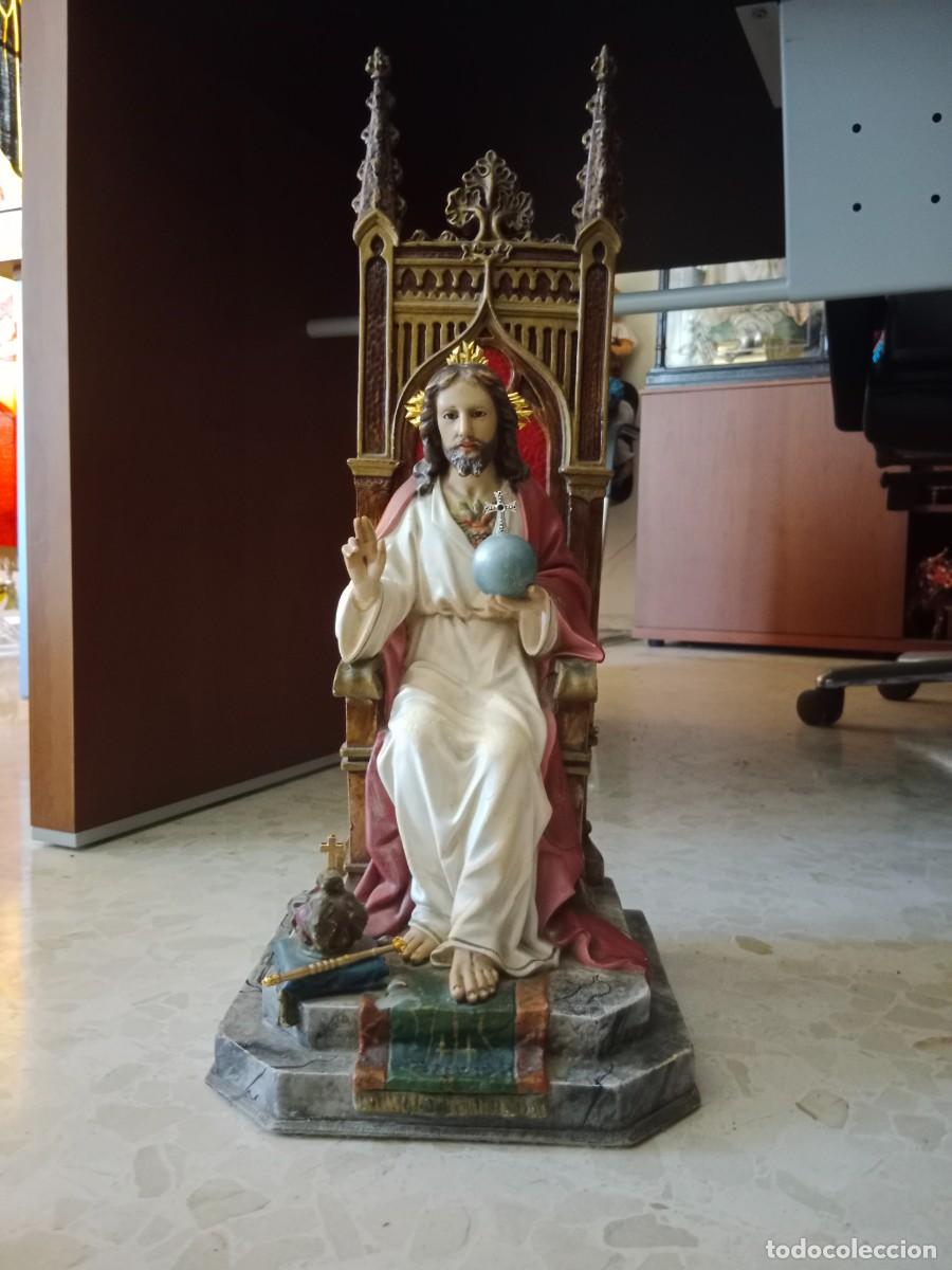 Arte: IMAGINERIA DE OLOT -PASTA DE MADERA Y OJOS DE CRISTAL - CRISTO REY EN SU TRONO SAGRADO CORAZON 55CM