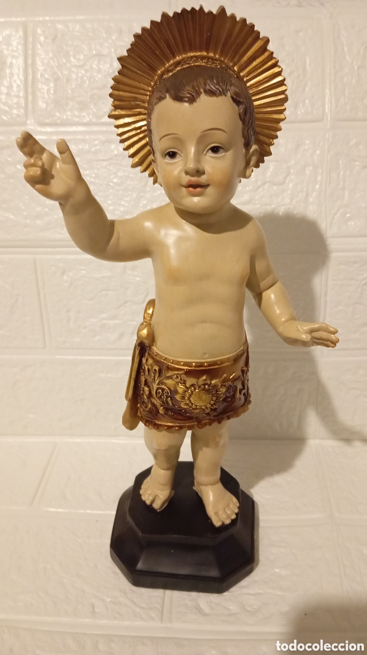 Arte: Ni&ntilde;o Jes&uacute;s de pie con aureola