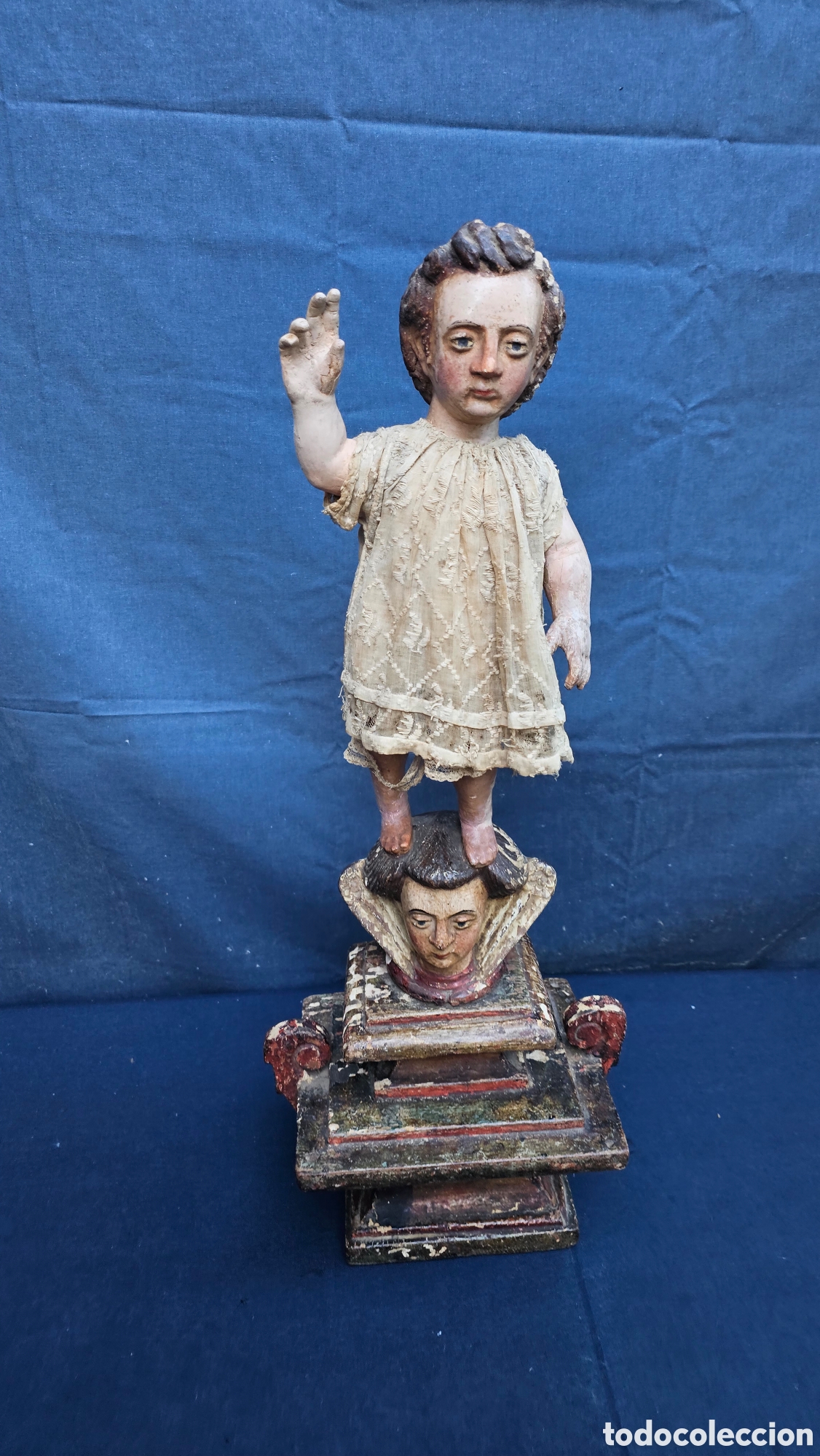Arte: Antiguo ni&ntilde;o Jes&uacute;s de madera siglo XVIII sobre pedestal del siglo XVII