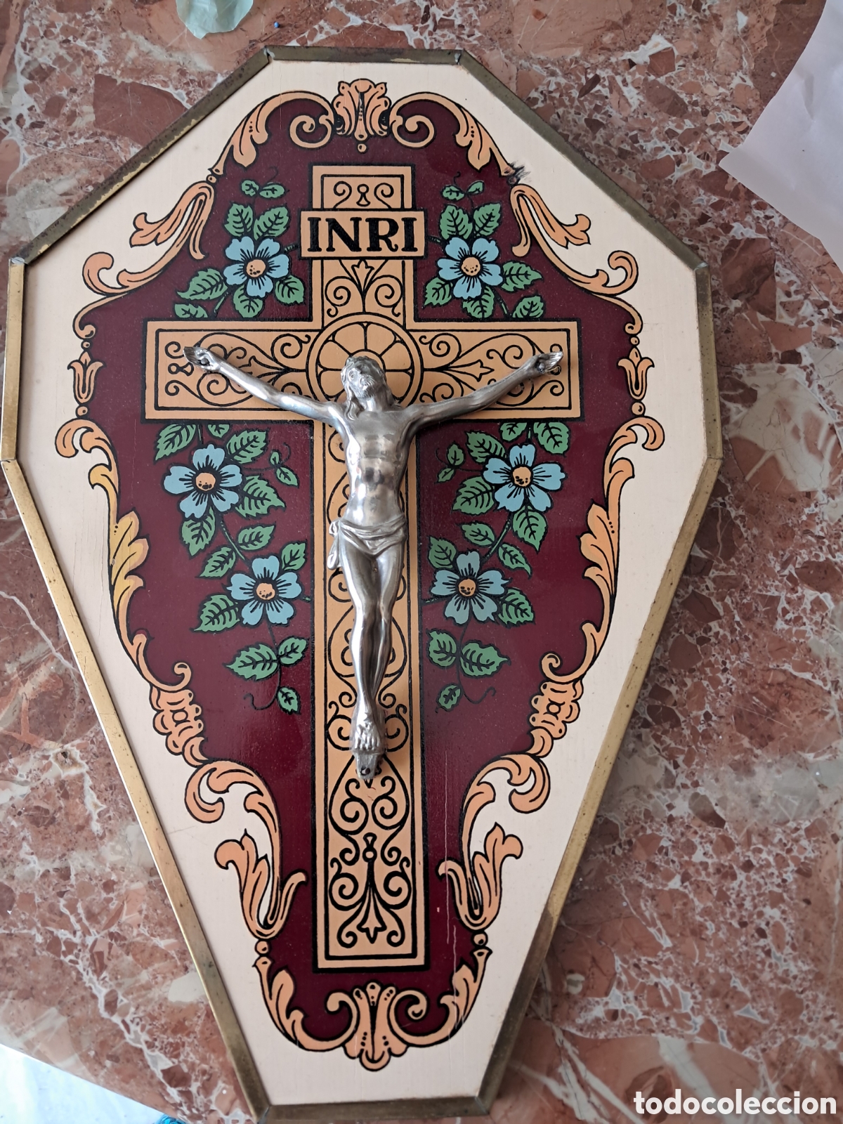 Arte: panel de madera con una pintura de motivos sagrados y una imagen met&aacute;lica de Jes&uacute;s.
