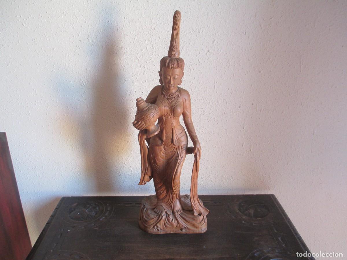 Arte: figura de madera de la diosa Guan Yin
