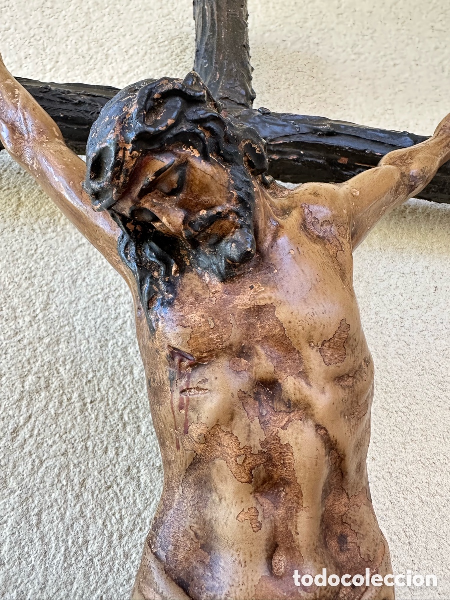 Arte: Antigua escultura de Cristo en la Cruz en terracota