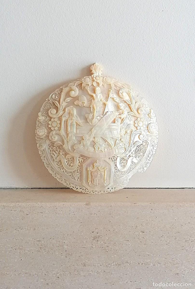 Arte: Placa religiosa antigua de n&aacute;car tallada a mano, Mosc&uacute;, 1902.