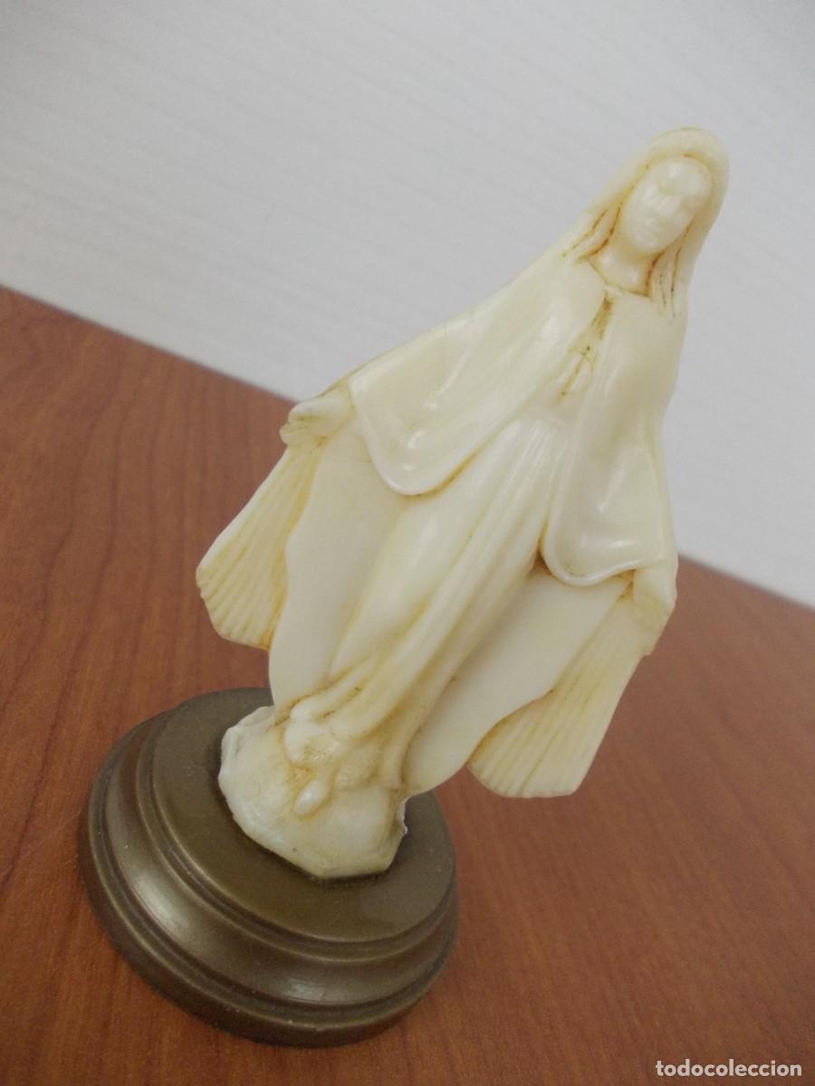 Arte: Virgen de la Medalla Milagrosa antigua Nuestra Se&ntilde;ora de la Gracia pl&aacute;stico marfilado base oscura