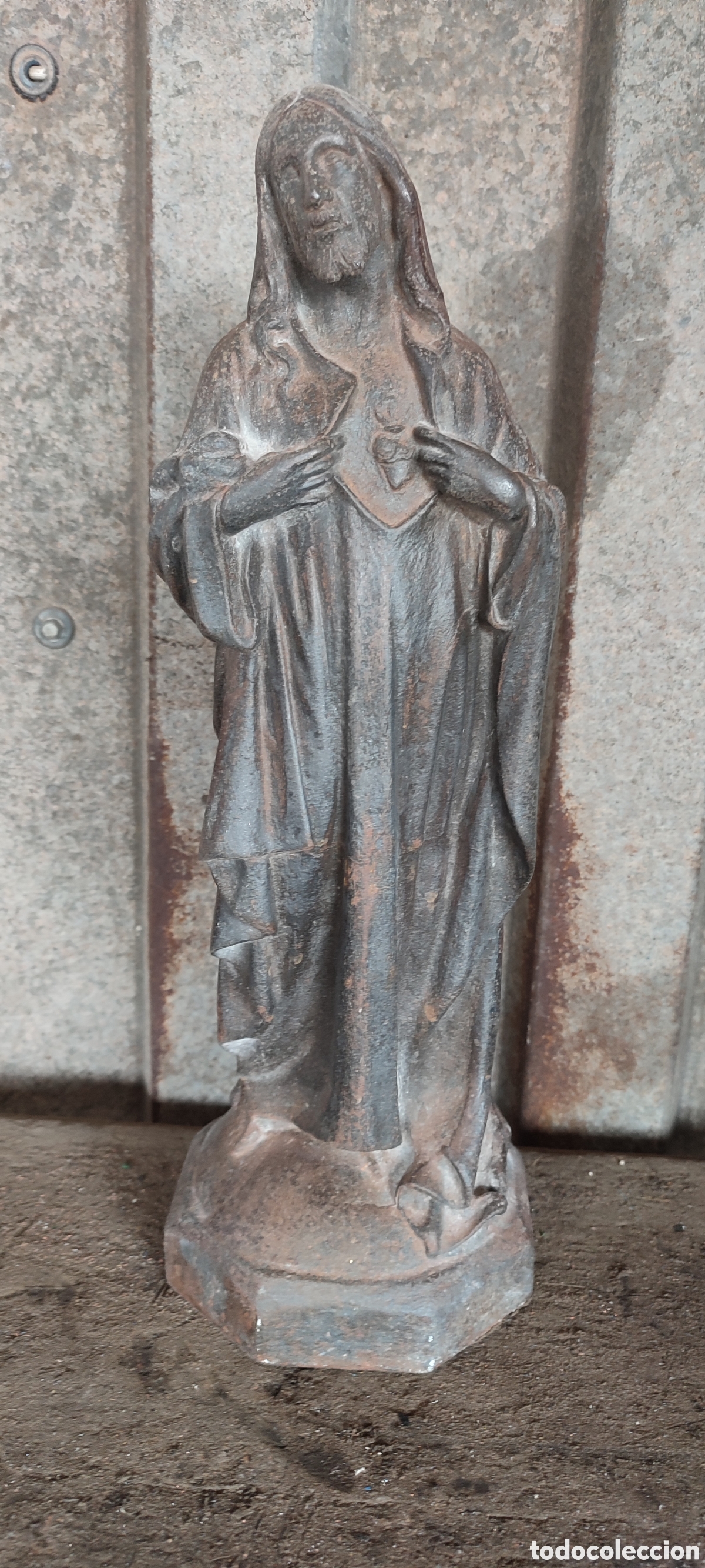 Arte: Muy antigua escultura del Sagrado Coraz&oacute;n de Jes&uacute;s hecha en hierro fundido. 37 cm. Bonita p&aacute;tina