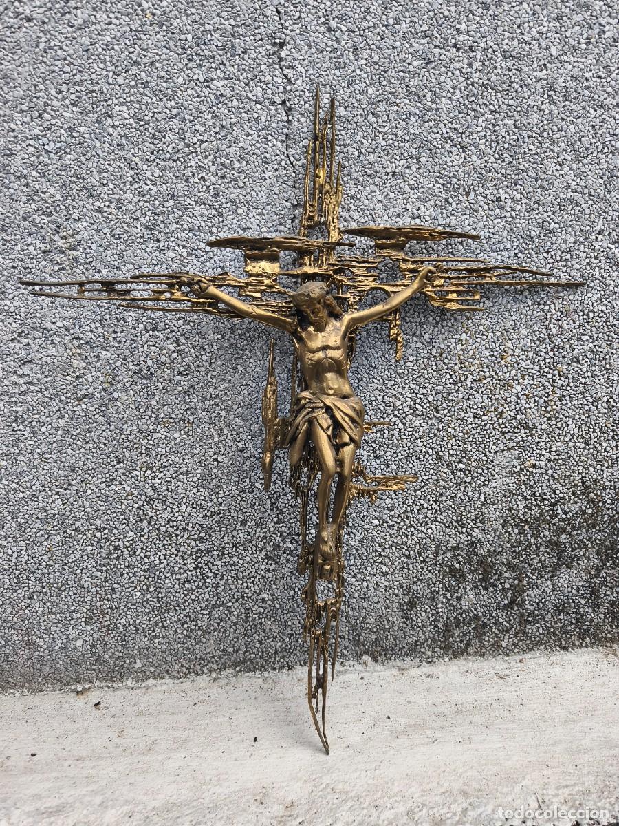 Arte: Crucifijo Jes&uacute;s Cristo . Salvador Dal&iacute; inspiraci&oacute;n brutalista. Mid-century . Bronce . 73 x 59 cm.