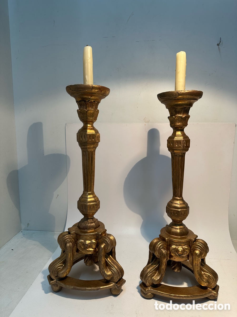 Arte: ANTIGUA PAREJA DE CANDELABROS DE ALTAR DE TALLA MADERA POLICROMADOS PAN DE ORO. SIGLO XIX . 50 CM.