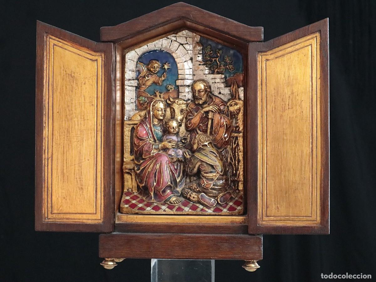 Arte: Modest Morat&oacute;. El Nacimiento de Jes&uacute;s. Capilla elaborada en bronce y esmaltes. Mide 27 x 17 cm.